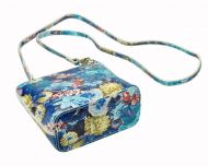 Kožená malá dámská crossbody kabelka s motivem květů modrá