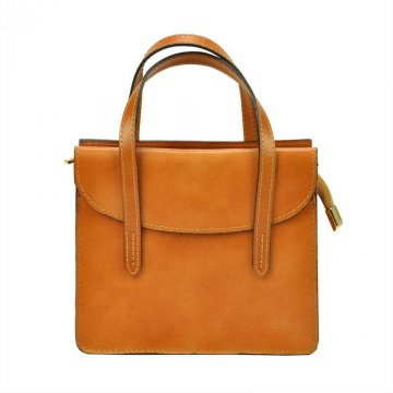 Kožená camel hnědá crossbody kabelka do ruky v minimalistickém designu Gregorio Kožená camel hnědá crossbody kabelka do ruky v minimalistickém designu Gregorio
