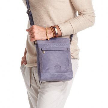 WILD Kožená pánská crossbody taška tmavě modrá 20x25x6 cm WILD Kožená pánská crossbody taška tmavě modrá 20x25x6 cm
